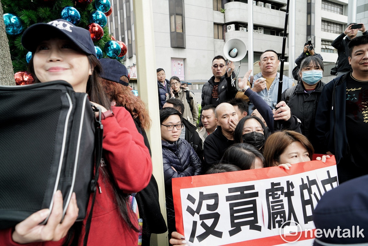 支持國民黨主席吳敦義的藍營團體則喊出：「感念吳主席 吳主席您辛苦了！」 圖：張良一/攝
