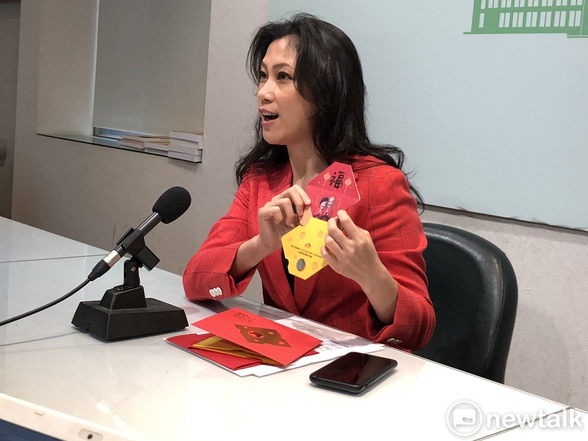福袋裡面還有蘇貞昌與閣揆夫人詹秀齡的拜年照片，以及「行政院祝您新年快樂」的字樣。 圖：謝莉慧/攝