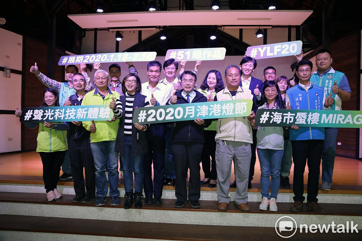 台南市長黃偉哲與議員李宗翰、沈家鳳及鹽水區長、在地里長等一同邀請大家來鹽水月津港燈節感受璀璨光影與藝術之美。 圖：黃博郎／攝