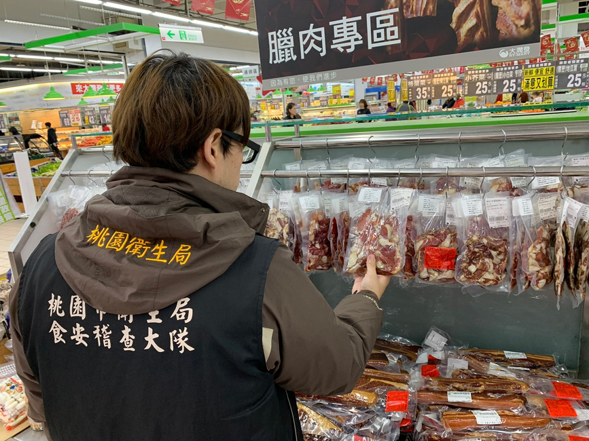 桃園市衛生局抽驗春節應景食品，109件中有4件不符規定。 圖：桃園市衛生局／提供