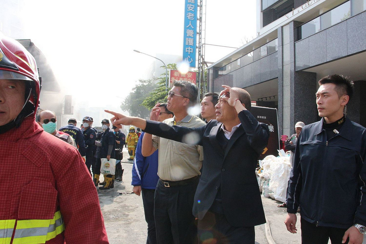 高雄市長韓國瑜也親自前往災區，抵至現場關心後續的處理進度。 圖：高雄市政府提供