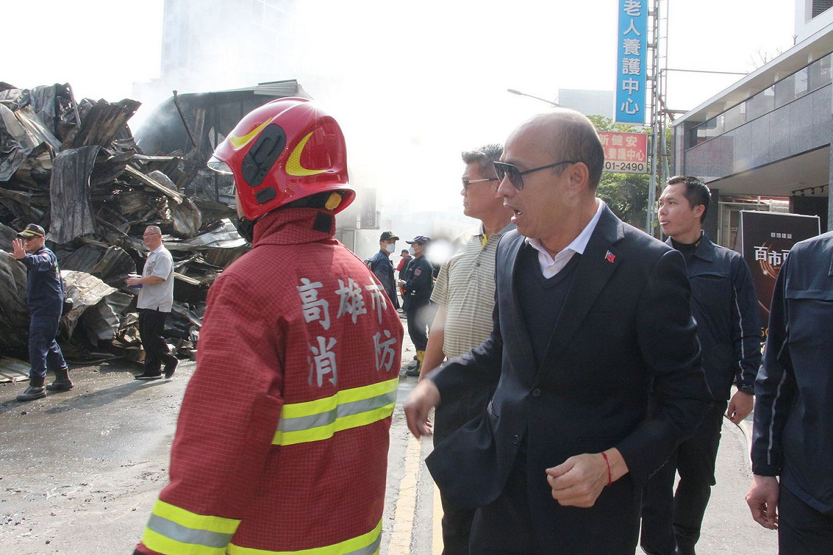高雄市長韓國瑜也親自前往災區，抵至現場關心後續的處理進度。 圖：高雄市政府提供