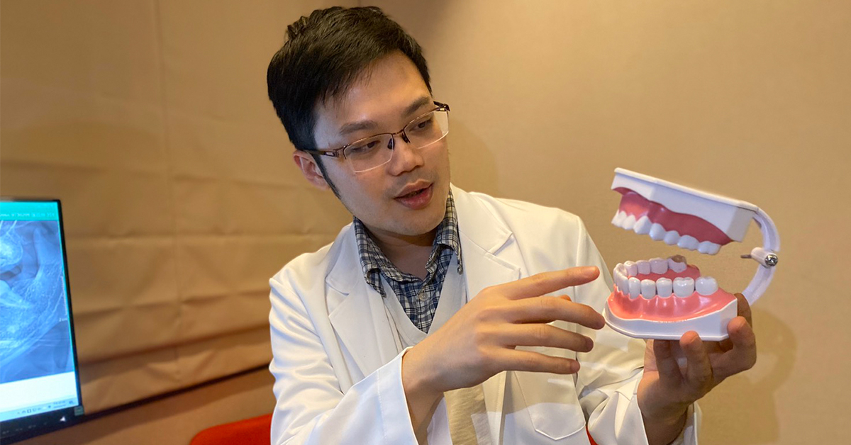 林楚喬醫師說明，很多人以為裝了假牙可以一勞永逸，假牙的材質、牙套的密合度都會影響牙齒及牙齦的健康。 圖／尊榮優植牙醫提供