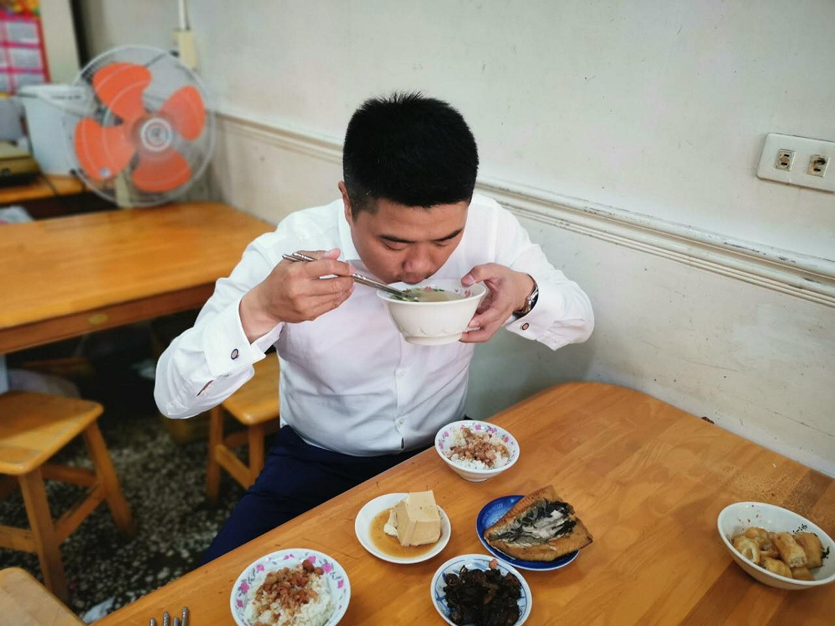國民黨立委顏寬恒今日透過臉書PO出「吃飯照」，並寫道「先吃飽才有力氣工作啊」。 圖：翻攝自顏寬恒臉書