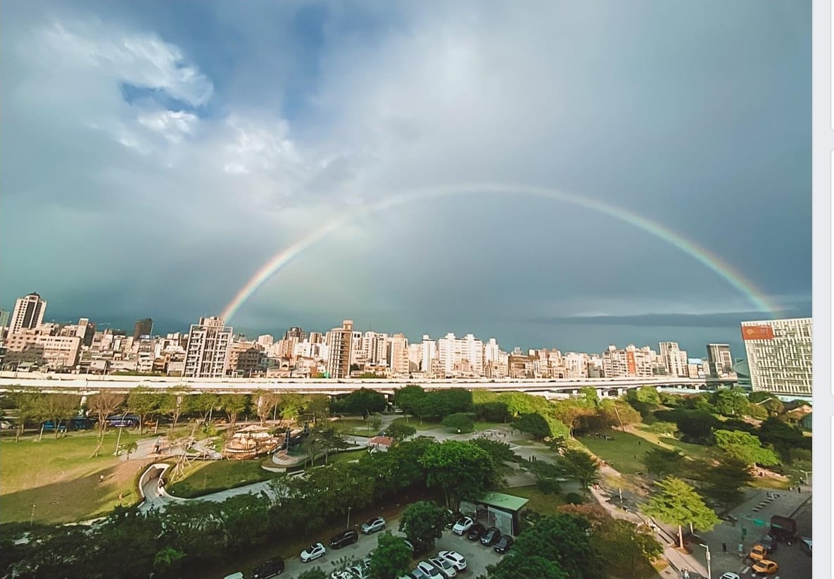 台北天空15日下午出現大彩虹 圖：蔡英文臉書