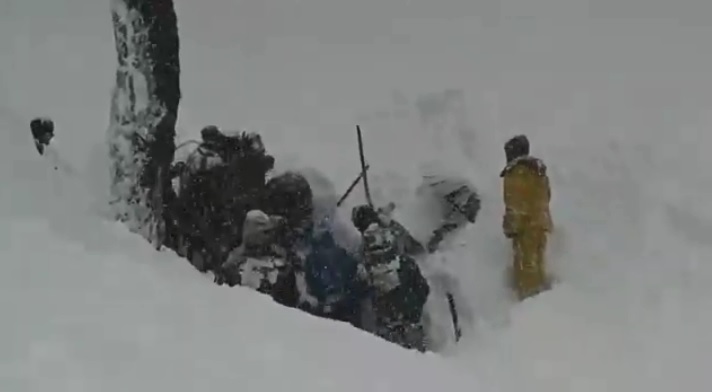 搜救團隊今天在克什米爾巴基斯坦管轄區搜尋遭大雪及雪崩活埋的人， 圖：翻攝 Kashmir image News影片