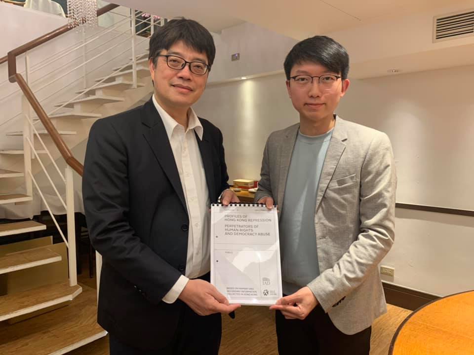 香港大專學界國際事務代表團前發言人張崑陽（右）在台灣總統大選後翌日和陸委會副主委邱垂正（左）見面，並向邱垂正遞交了一份長達120頁的制裁報告。 圖：擷自張崑陽臉書