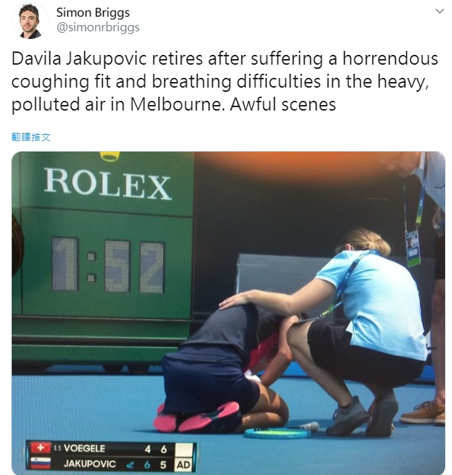 於14日的澳網會外賽中，斯洛維尼亞選手Dalila Jakupovic在比賽進行中，便因煙霧的關係導致呼吸不順，在一陣猛咳後癱倒在場上，放棄比賽。 圖:翻攝自Simon Briggs推特