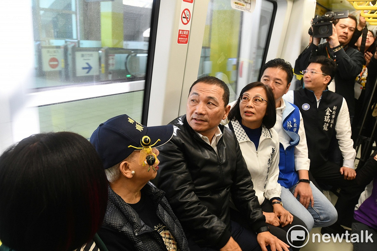 侯友宜今天試乘環狀線從大坪林站到坐到新北產業園區站視察。 圖：林昀真／攝