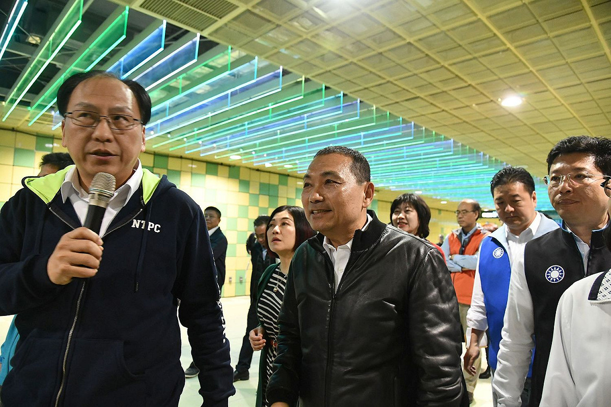 侯友宜上午視察捷運環狀況。 圖：新北市政府提供