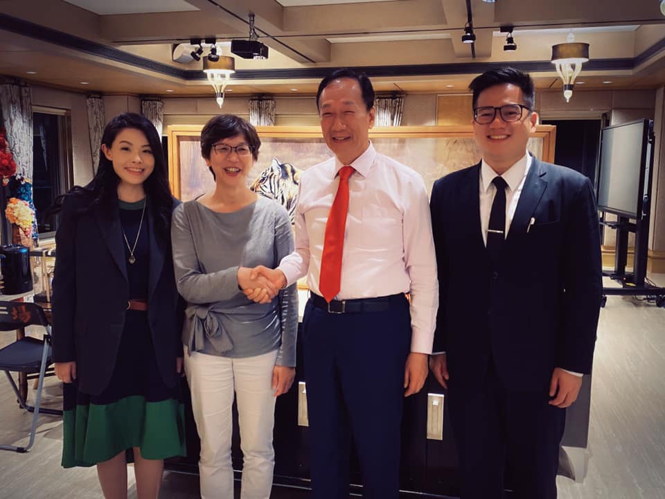民眾黨不分區立委蔡壁如（左2）奉黨主席柯文哲指示，帶隊拜會鴻海集團創辦人郭台銘（右2）。 圖：擷自高虹安臉書