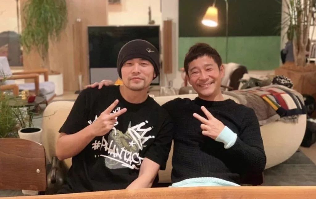 前澤友作(右)與周杰倫合影。 圖 : 翻攝自ent.sina/com