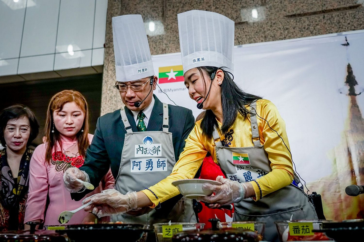 新住民張麗英（右）說，緬甸料理的特色就是要有泰式酸辣、中式油鮮及印度式咖哩，大多數料理都離不開這3個原則。 圖：內政部提供