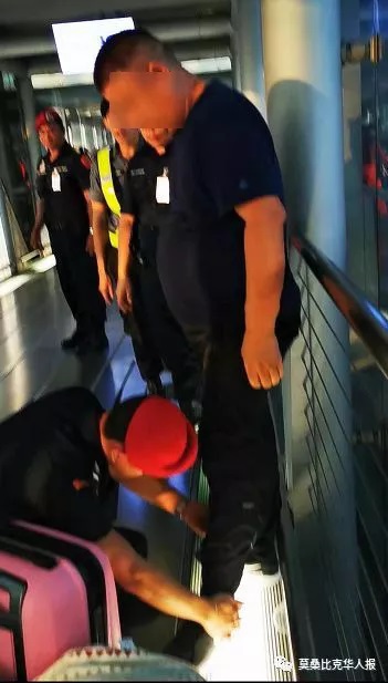 中國昨天在網路上盛傳一則消息，200多名中國旅客途經泰國曼谷機場時，遭到反覆搜身 圖：翻攝自莫桑比克華人報微信公號