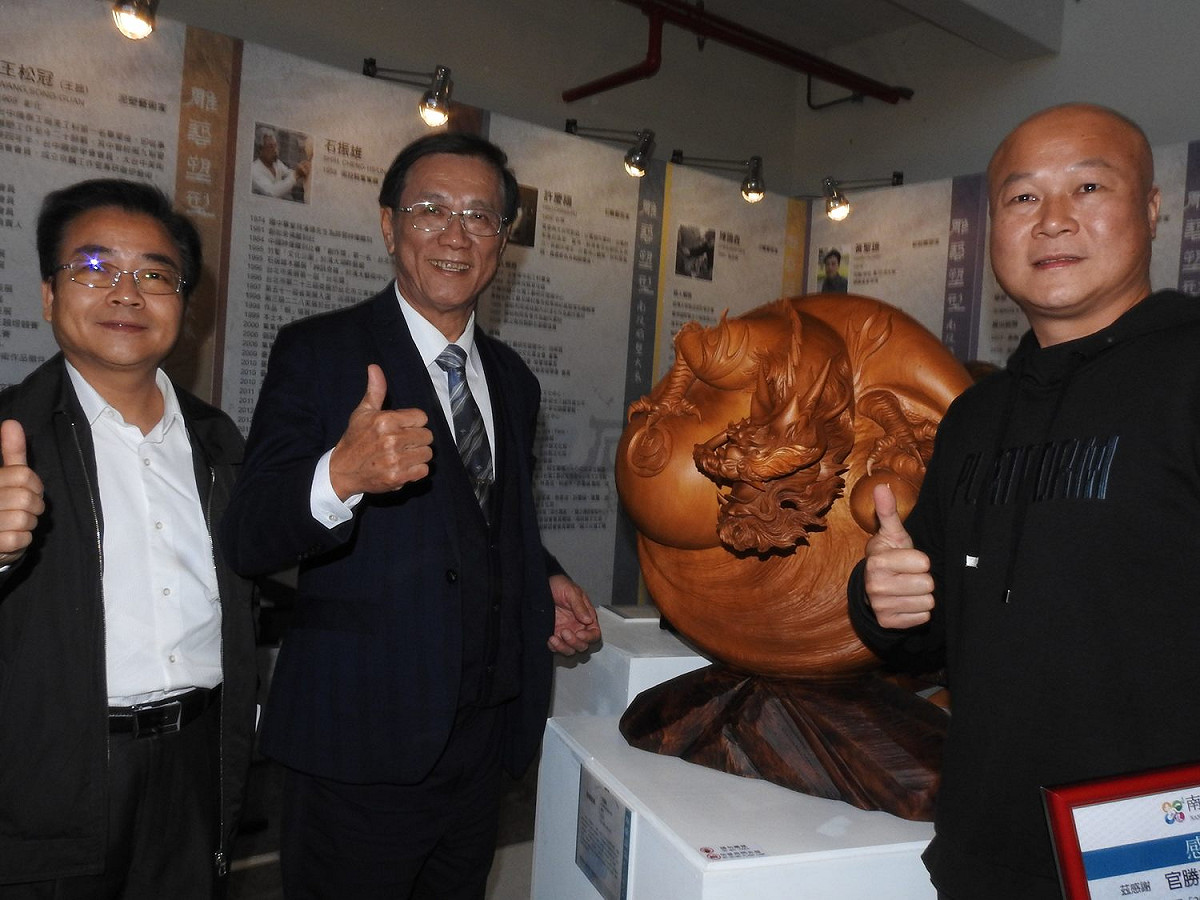南投縣長林明溱（中）及文化局長林榮森（左）參加開幕典禮。 圖：南投縣文化局/提供