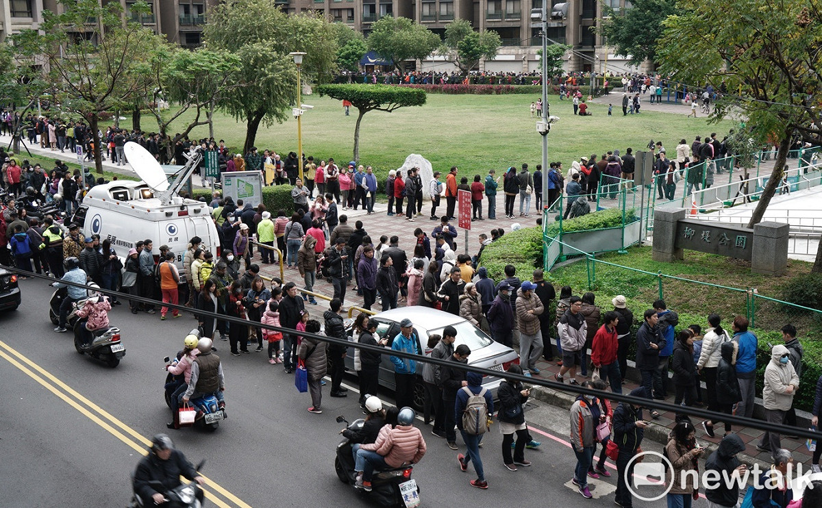 等著領取雞排的民眾將柳堤公園擠爆，圍了好幾圈，看不到隊伍尾巴。 圖：張良一/攝