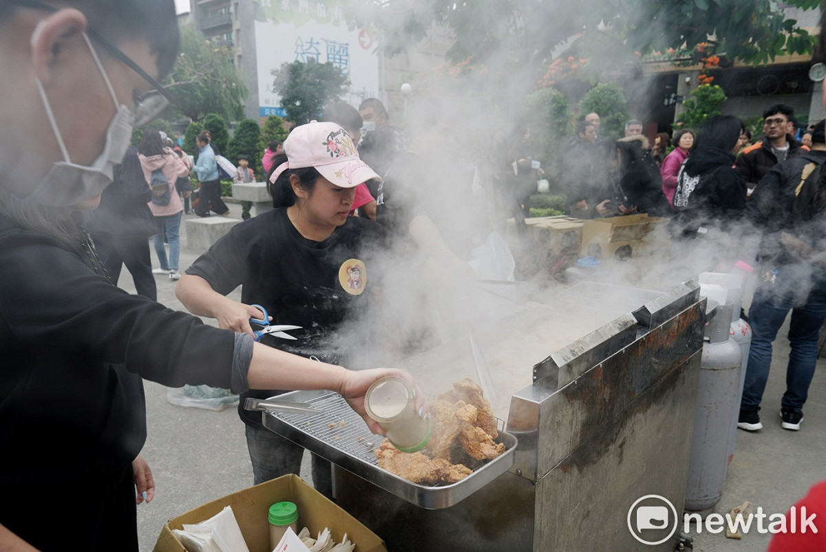 現炸三公分厚雞排，香氣令人垂涎欲滴！ 圖：張良一/攝