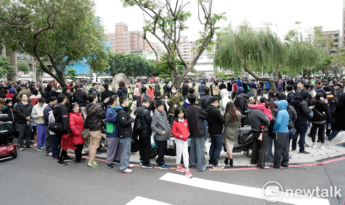 記者下午四點離開現場時，人潮還是塞爆柳堤公園。 圖：張良一/攝