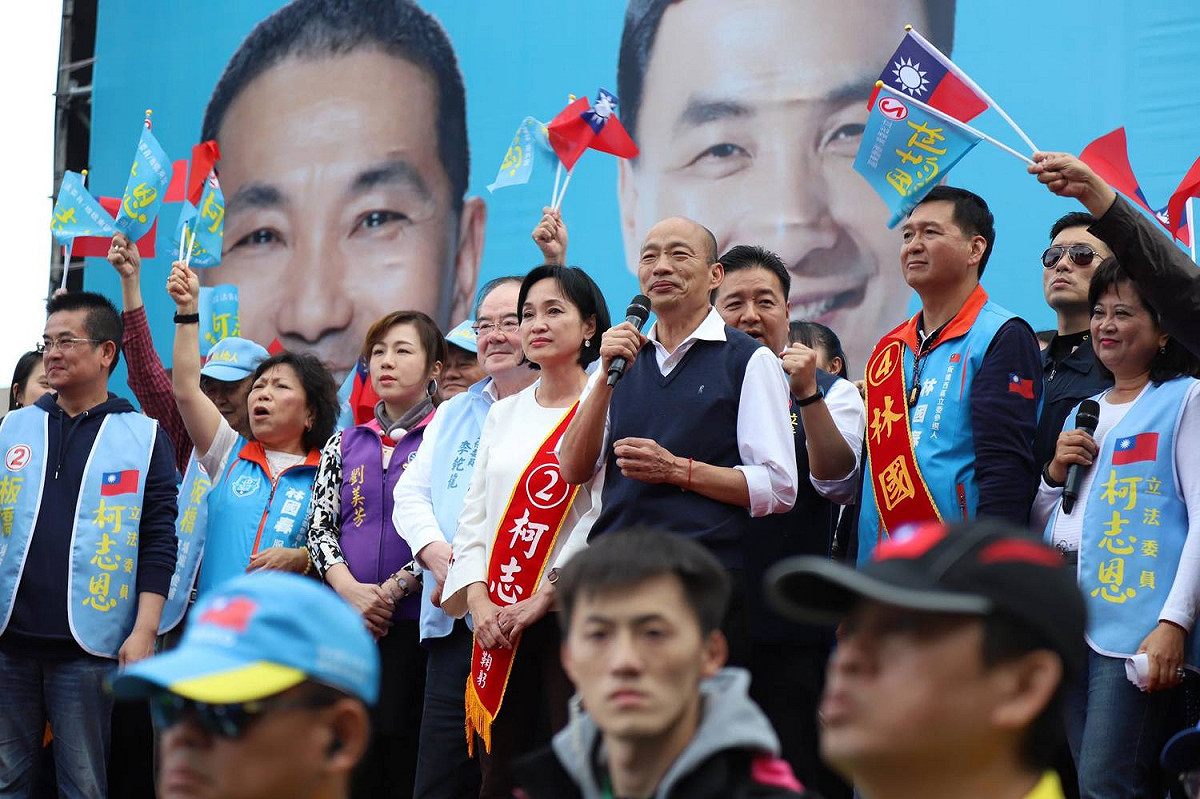 大選前6天，高雄市長韓國瑜幫立委候選人柯志恩站台，提及了小白腿，引起熱議。 圖：翻攝自柯志恩臉書(資料照片)