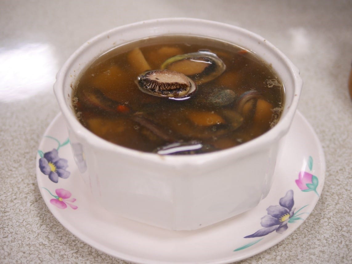藥膳貢寮鮑雞湯，藥膳與雞肉、貢寮鮑搭配，令人一口接一口。  圖：新北市農業局提供
