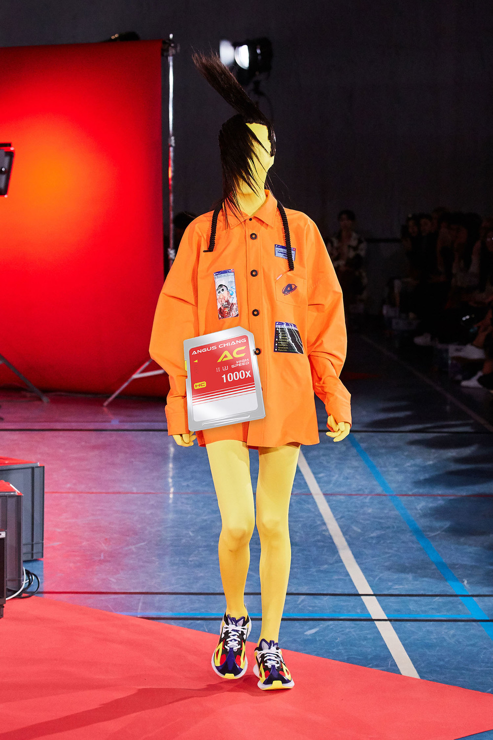 ANGUS CHIANG AW20巴黎時裝周時裝秀出現無名小站、WINDOWS 95、PTT、奇摩家族、映像管電視等，這些曾經在我們生活中的重要元素，也是大家的共同回憶，都存在一張張記憶卡中 圖：HTC/提供