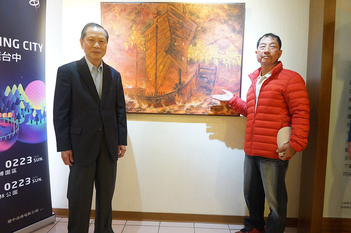 蕭清杰董事長與彭維船在王船油畫作品前合照留念。 圖：萬和宮/提供