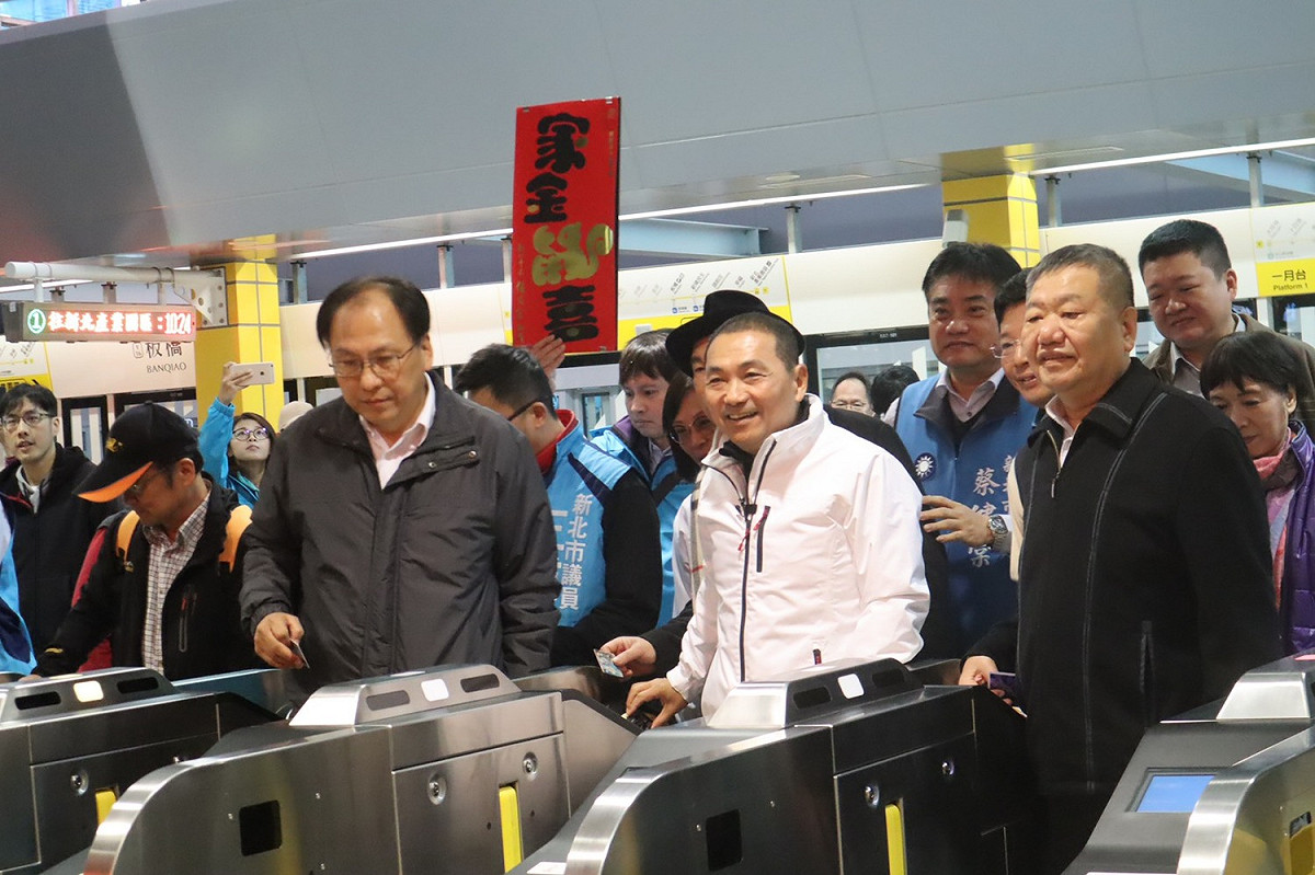 環狀線今（19）天開放試乘，侯友宜上午到板橋站視察通車狀況。 圖：新北捷運局／提供