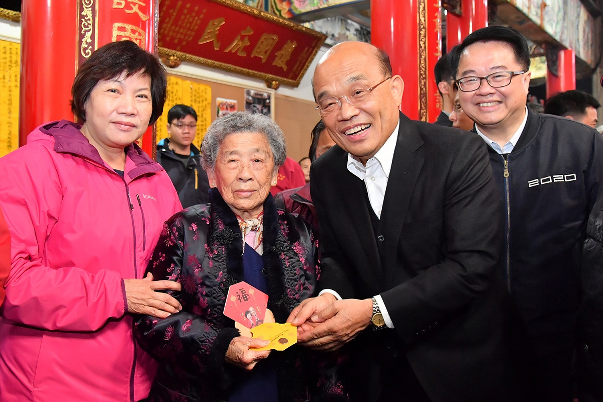 行政院長蘇貞昌在擎天府參拜時，遇見一名高齡94歲的女信眾。 圖：行政院提供