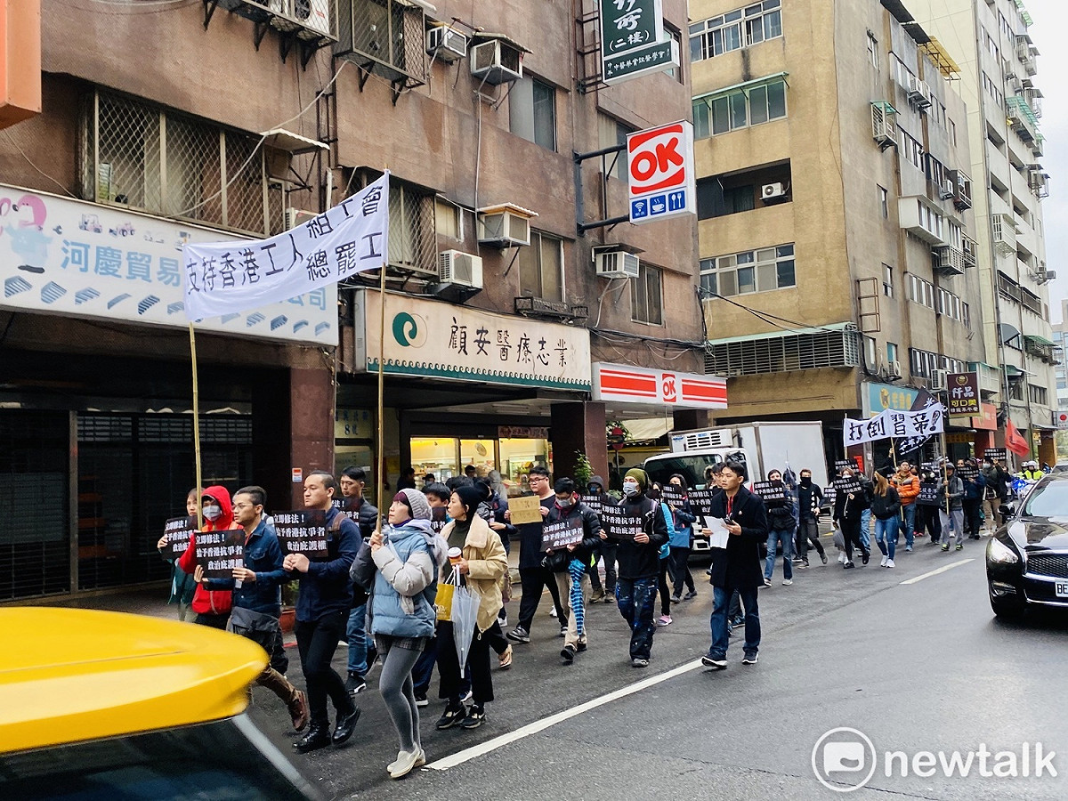 公民團體「國際社會主義前進（ISF）」從民進黨中央黨部遊行至立法院。 圖：周煊惠 ／攝