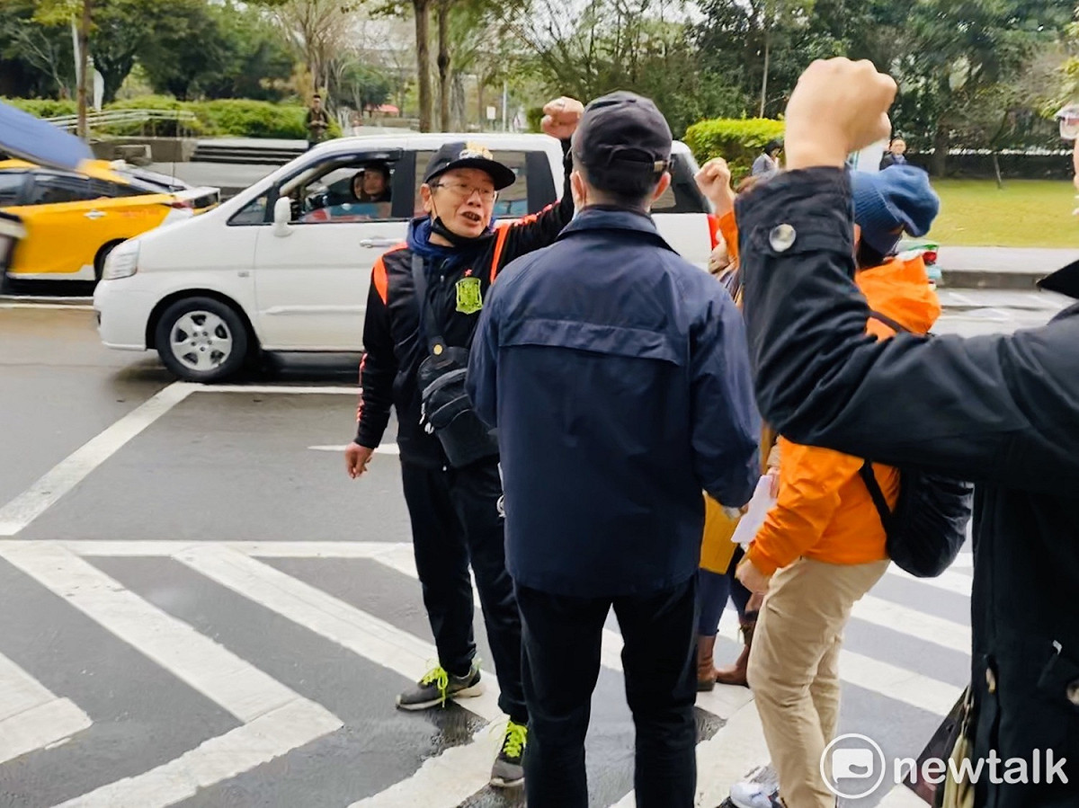 一名男子路過嗆聲「我們都是中國人」。 圖：周煊惠 ／攝