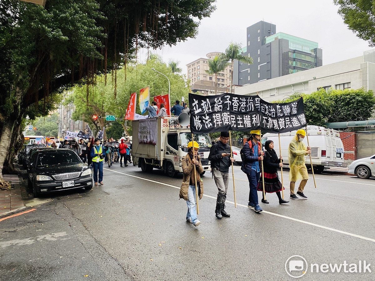 公民團體「國際社會主義前進」遊行至立法院。 圖：周煊惠 ／攝