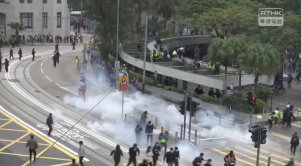 「天下制裁」集會傳暴力事件，港警發射催淚彈。 圖：翻攝香港電台臉書
