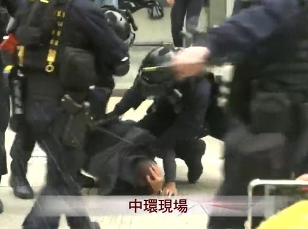 港警指出，為了應對暴力事件，正使用最低所需武力，包含施放催淚彈、驅散及拘捕違法者。 圖：翻攝香港電台臉書
