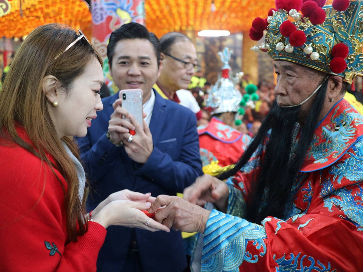 石碇的五路財神廟大年初五限量發送1萬份開運發財金。  圖：新北市民政局提供