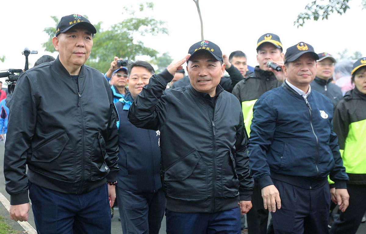 新北市長侯友宜由消防局長黃德清（左）陪同，參加新北消防節活動。 圖：新北市新聞局提供