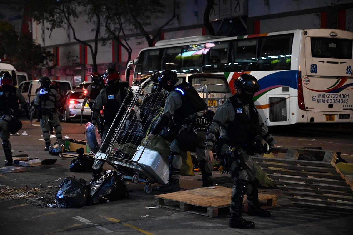 香港民間集會團隊今下午在中環遮打花園發起「天下制裁」集會，但中途遭港警腰斬終止，旺角一帶晚間仍有市民聚集，入夜後爆發警民衝突，警方拘捕多人。圖為在金雞廣場對出，有人以雜物堵路，警員到場清理。 圖：翻攝自立場新聞臉書