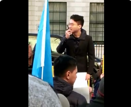 前英國駐香港總領事館職員鄭文傑19日現身倫敦，參加中國駐英大使館前抗議活動，並發表演說。 圖：翻攝自MMin LamLam推特影片