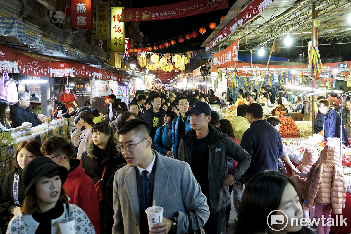入夜後的台北年貨大街依舊擠滿採辦年貨或是湊熱鬧的民眾，大家摩肩擦踵，喜氣洋洋，現場充滿過節的氣氛。 圖：張良一/攝