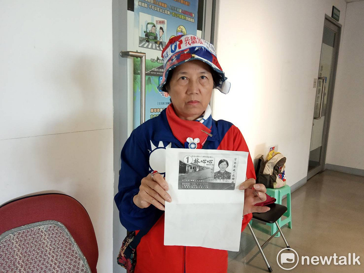 自稱鑽石韓粉的林心心，在韓國瑜辦公室外要他給韓粉交待。 圖：孫家銘/攝