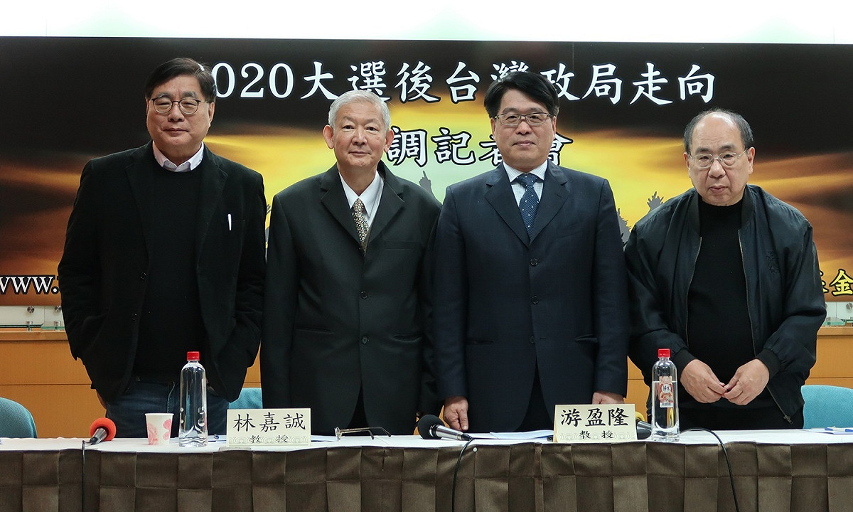 台灣民意基金會20日發表最新民調，出席者包括媒體人楊憲宏、前考選部長林嘉誠、基金會董事長游盈隆、學者丁庭宇。 圖：林朝億/攝