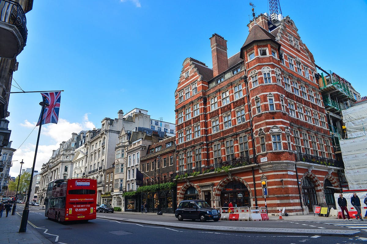英國財政部發布公告，4月起將開徵2％的數位服務稅，將衝擊Google、臉書、Amazon及eBay等大型科技企業。圖為英國，示意圖。 圖：謝佳真／攝
