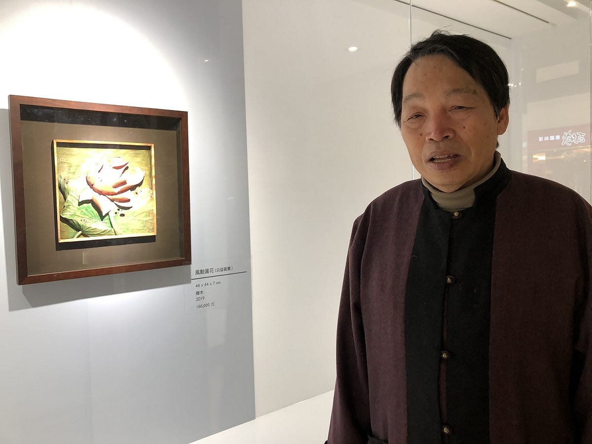 黃媽慶與他的木雕作品。 圖：中友時尚藝廊/提供