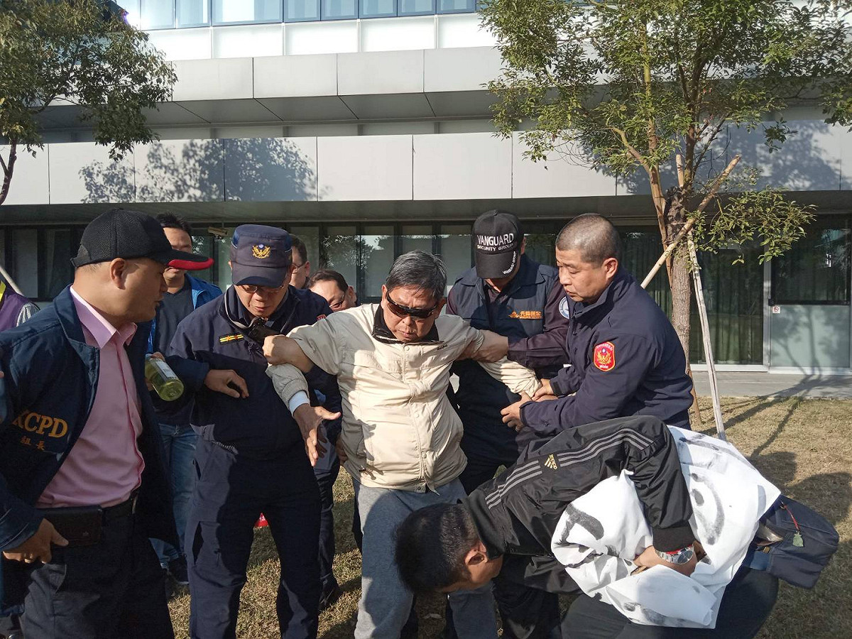 李柏融(右二)遭警方依現行犯逮捕。 圖：孫家銘/攝