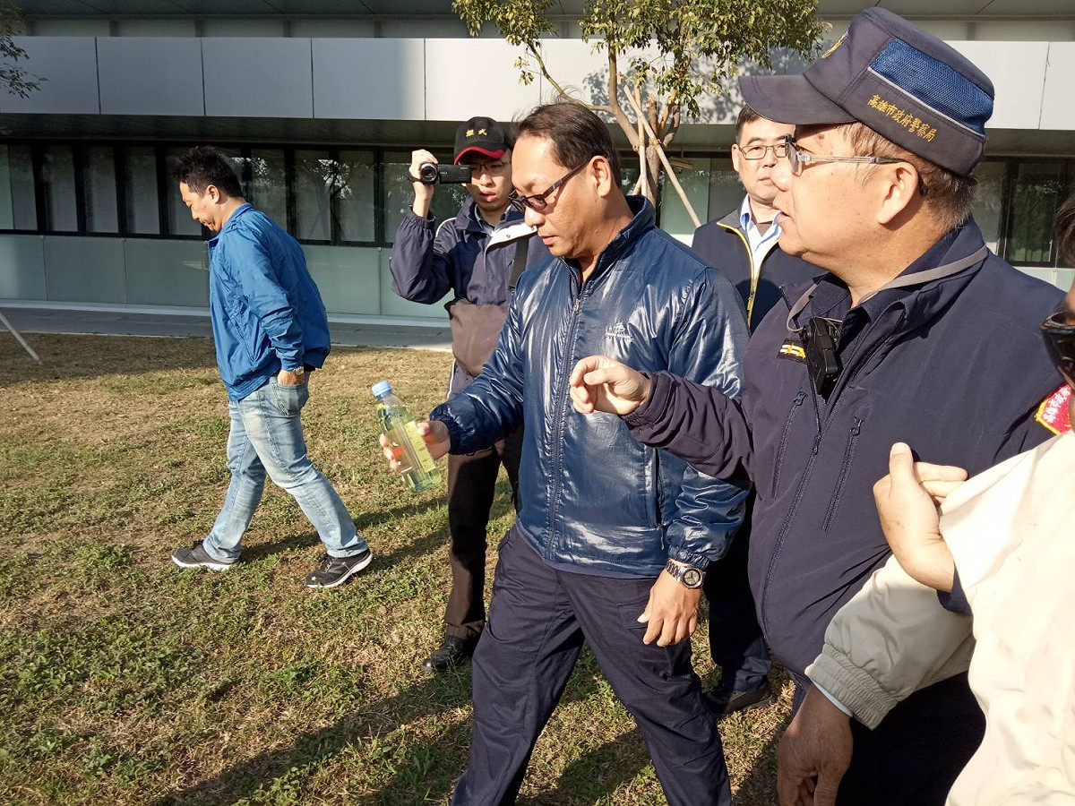 警方將李柏融攜帶的汽保特瓶沒收作為證物。 圖：孫家銘/攝