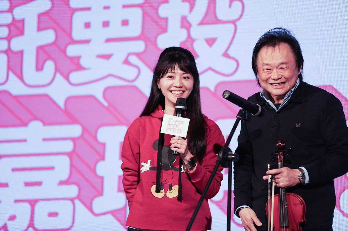 高嘉瑜熱愛唱歌，舉辦造勢演唱會時，同黨議員王世堅特別以小提琴伴奏。 圖：翻攝高嘉瑜臉書