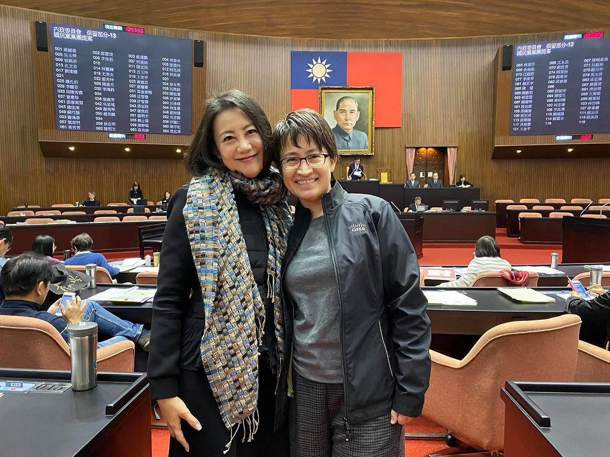 蕭美琴與吳思瑤今日於議場合影。 圖/翻攝自吳思瑤臉書