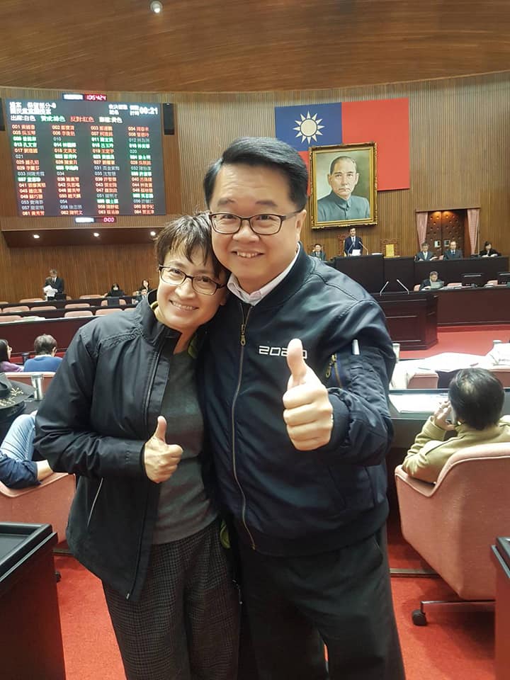 蕭美琴與吳秉叡今日於議場合影。 圖/翻攝自蕭美琴臉書