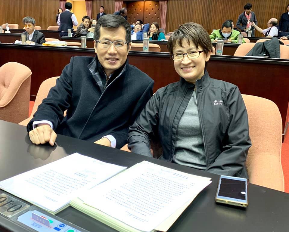 蕭美琴與羅致政今日於議場合影。 圖/翻攝自蕭美琴臉書