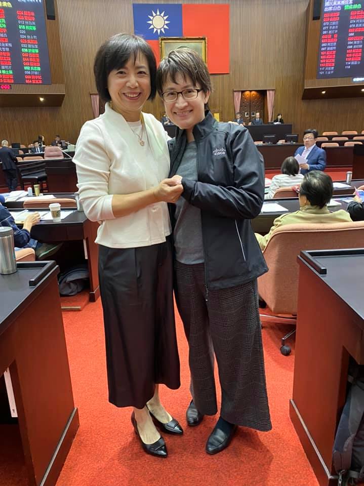 蕭美琴與何欣純今日於議場合影。 圖/翻攝自蕭美琴臉書