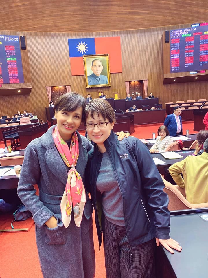 蕭美琴與邱議瑩今日於議場合影。 圖/翻攝自蕭美琴臉書